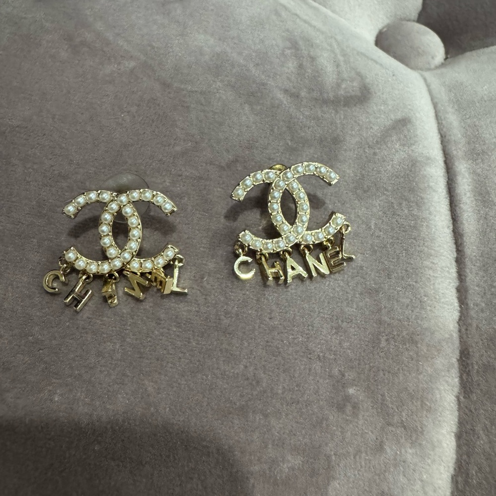 Gorgeous Chanel charm earrings gold pearl - Picture 2 of 3